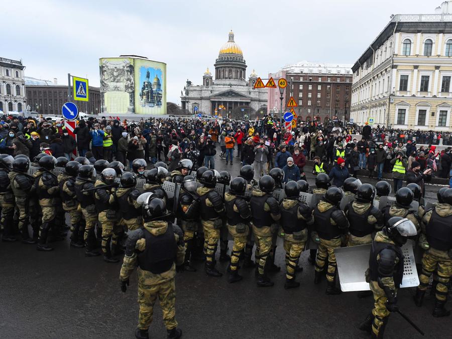 Le forze dell'ordine bloccano i manifestanti durante una manifestazione a sostegno del leader dell'opposizione in carcere Alexei Navalny a San Pietroburgo il 31 gennaio 2021. - Navalny, 44 anni, è stato arrestato il 17 gennaio dopo essere tornato a Mosca dopo cinque mesi in Germania per riprendersi da un quasi fatale avvelenato con un agente nervino e successivamente imprigionato per 30 giorni in attesa del processo per aver violato una pena sospesa che gli è stato consegnato nel 2014. (Photo by Olga MALTSEVA / AFP)