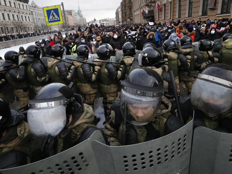 Agenti di polizia russi durante una protesta non autorizzata a sostegno del leader dell'opposizione russa Alexei Navalny, a San Pietroburgo, Russia, 31 gennaio 2021. Navalny è stato arrestato dopo il suo arrivo a Mosca dalla Germania, dove si stava riprendendo da un avvelenamento con un agente nervino , il 17 gennaio 2021. Un giudice di Mosca il 18 gennaio ha stabilito che rimarrà in custodia per 30 giorni dopo il suo arresto in aeroporto. Navalny ha esortato i russi a scendere in piazza per protestare. In molte città russe gli eventi di massa sono vietati a causa dell'aumento di COVID-19. (EPA/ANATOLY MALTSEV)