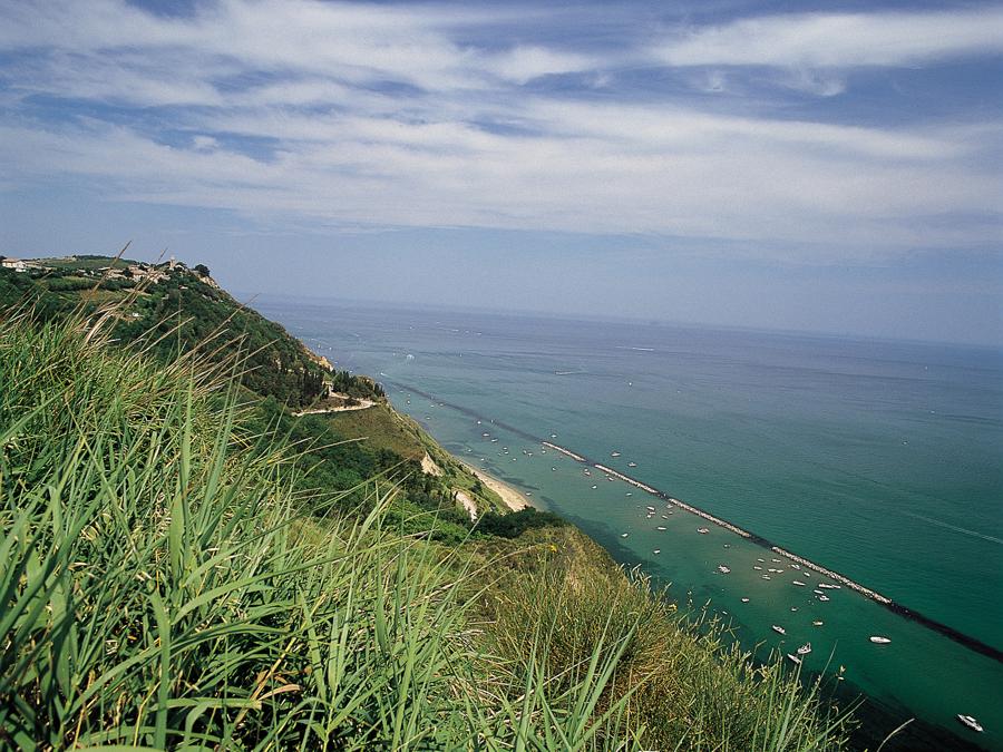 L’Adriatico dal promontorio di San Bartolo sopra Pesaro