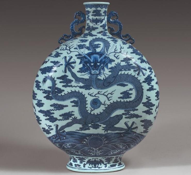 Una fiasca “Bianhu” del periodo Qianlong (1735-1796) è stata venduta per 4,937 milioni di euro, da Olivier Clair il 7 marzo a Bourges. Caratterizzata da una rara decorazione a forma di drago imperiale, proviene dalla collezione di una famiglia di imprenditori attivi nel XIX secolo ed è stata acquistata da un collezionista cinese