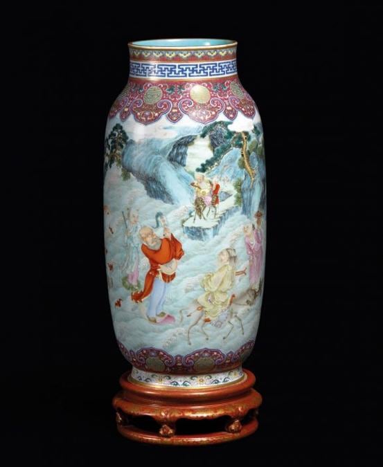Un vaso a lanterna del periodo Qianlong (1736-1795) venduto da Auction Art Rémy Le Fur per 4,454 milioni di euro) polverizzando la sua stima, fissata tra 800.000 e 1,2 milioni di euro, il 25 settembre a Parigi. Alto cinquanta centimetri, aveva notevoli qualità artistiche, con smalti finissimi e dorature preziose. Secondo l'etichetta, il vaso fu dato alla vedova imperatrice Cixi dal ministro Chongli come regalo di compleanno