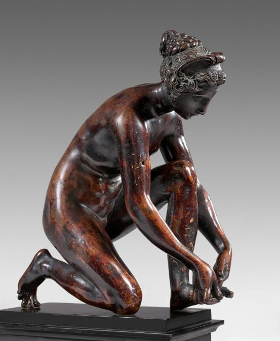 Un bronzo di Ponce Jacquiot in prelazione al Museo del Louvre per 1,46 milioni di euro. In una vendita organizzata dalla casa Beaussant Lefèvre il 9 giugno, il Museo del Louvre ha utilizzato il suo diritto di prelazione per acquistare questo bronzo del XVI secolo che rappresenta La Tireuse d'épine e firmato Ponce Jacquiot (1515-1570), l'unico scultore francese ad aver avuto il privilegio di essere citato dallo storico Giorgio Vasari. Questa grande statuetta è rimasta nella stessa famiglia parigina per almeno cinque generazioni