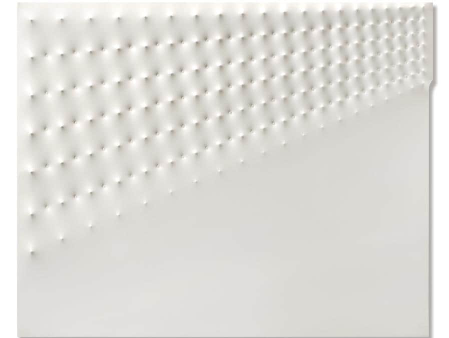 Enrico Castellani, Superficie bianca n.1, 1967, stima 180-240.000 €, venduto a 387.500 €, Courtesy Il Ponte