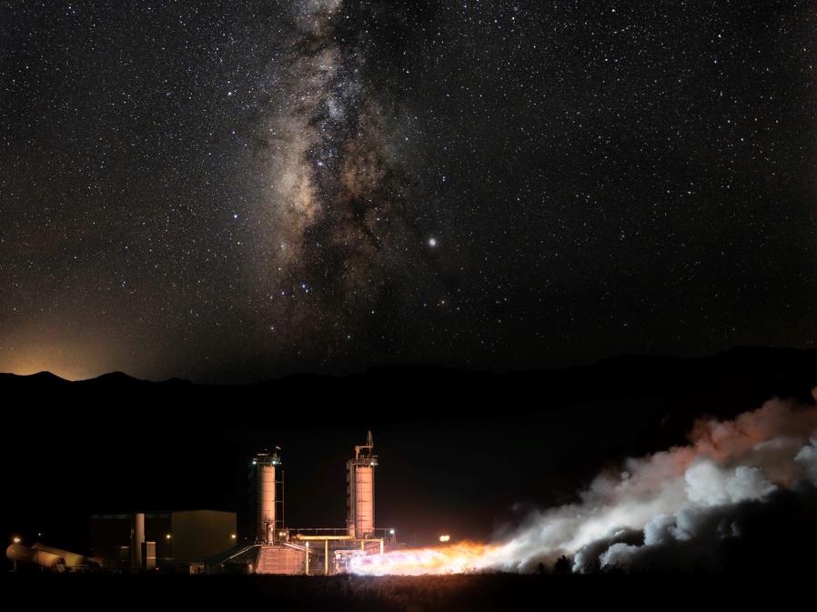 Hotfire test di BE-4 presso la nostra struttura di lancio nel Texas occidentale nel luglio 2019. (credit: Blue Origin)