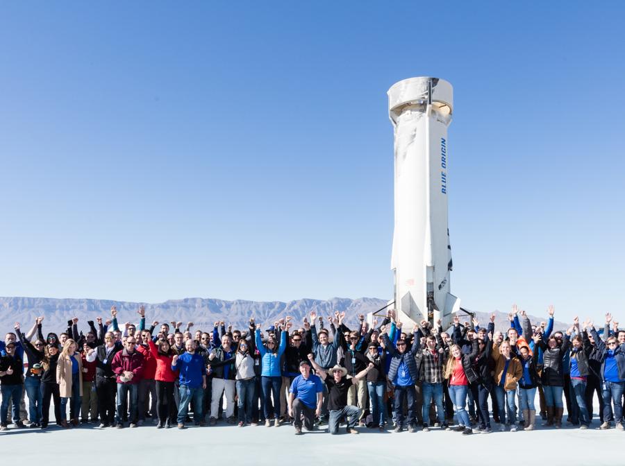 Nuovi clienti del carico utile di Shepard al sito di atterraggio dopo la missione 8. (credit: Blue Origin)