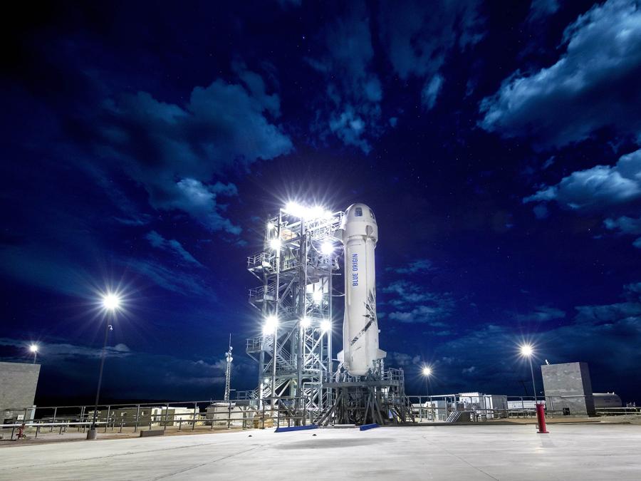New Shepard sulla rampa di lancio la mattina della Missione 9, 18 luglio 2018. (credit: Blue Origin)