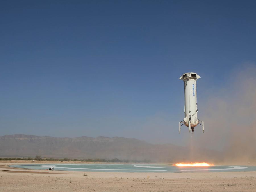 Nuovo booster di Shepard prima del touchdown sulla Missione 9, 18 luglio 2018 (credit: Blue Origin)