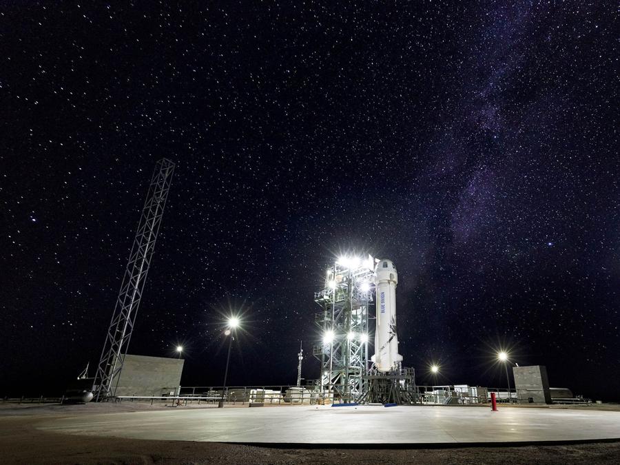 New Shepard sulla rampa di lancio la mattina della Missione 9, 18 luglio 2018 (credit: Blue Origin)