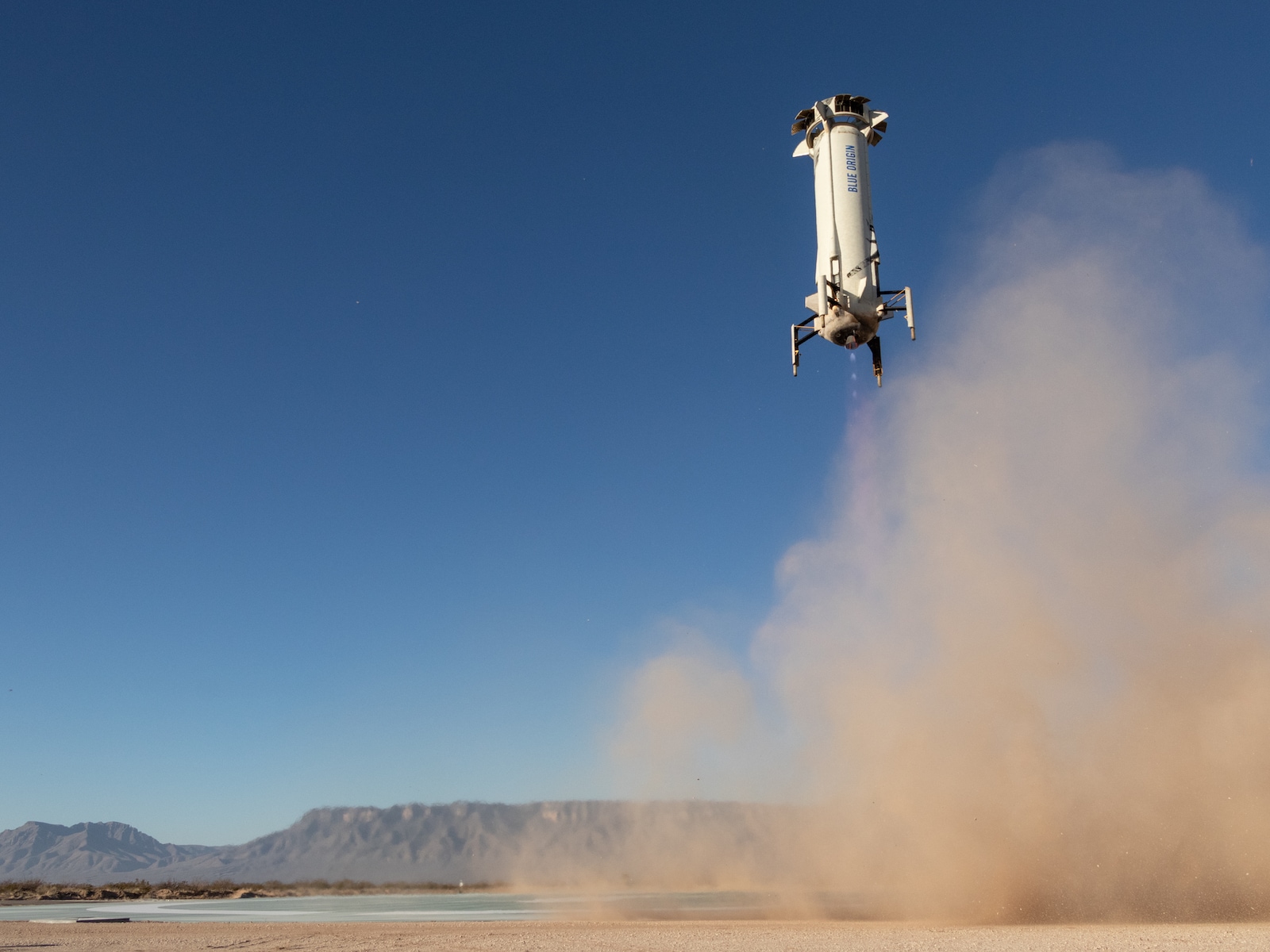 Nuovo booster di Shepard prima del touchdown sulla Missione 9, 18 luglio 2018. (credit: Blue Origin)