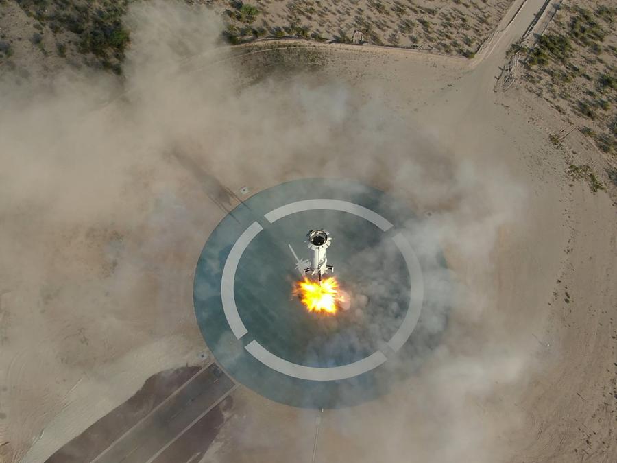 Il booster New Shepard atterra dopo il quinto volo di questo particolare veicolo durante NS-11 il 2 maggio 2019 (credit: Blue Origin)