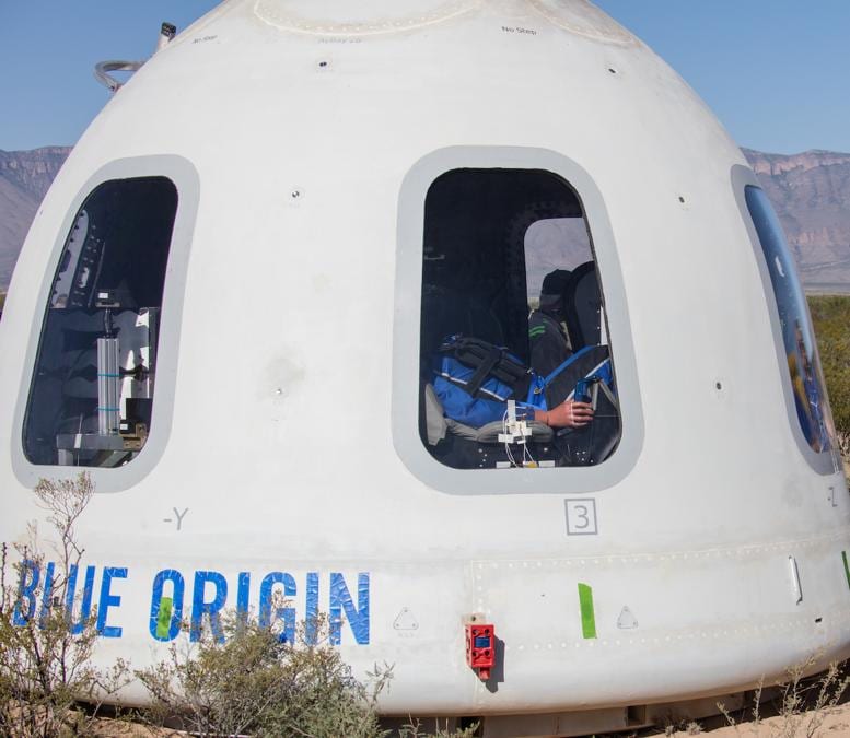 La Crew Capsule 2.0 è dotata di ampie finestre, larghe 2,4 piedi e alte 3,6 piedi. (credit: Blue Origin)
