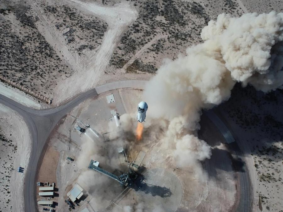 Il nuovo Shepard NS-14 decolla dal sito di lancio uno nel Texas occidentale. (14 gennaio 2021) (credit: Blue Origin)