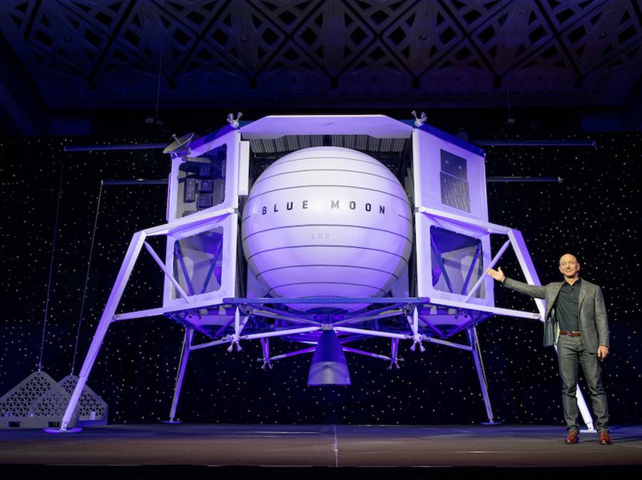 Il 9 maggio 2019, il fondatore di Blue Origin Jeff Bezos ha annunciato Blue Moon, il suo grande lander lunare in grado di trasportare più tonnellate metriche di carico utile sulla superficie lunare in base alla configurazione e alla missione. Blue ha anche annunciato di poter raggiungere l'obiettivo dell'attuale amministrazione di mettere gli americani sulla Luna entro il 2024 con il lander lunare Blue Moon. (credit: Blue Origin)