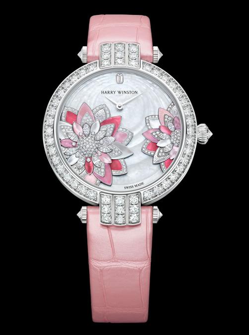 Harry Winston. Delle micro sculture tridimensionali realizzate in oro, madreperla e impreziosite da diamanti (153 a taglio brillante e 10 a taglio marquise) riproducono dei fiori di loto e splendono sul quadrante del Premier Lotus Automatic 36mm. Cassa in oro bianco e fondello trasparente in vetro zaffiro che mostra il movimento automatico con rotore in oro rosa