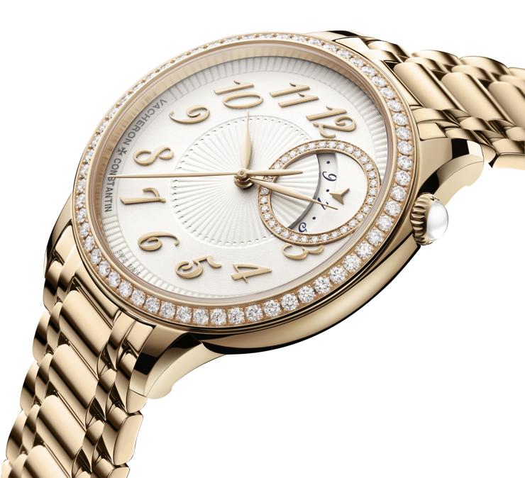 Vacheron Constantin. Cassa e bracciale sono interamente in oro rosa in questa ultima versione di Égérie a carica automatica. Sulla lunetta si trovano 58 diamanti incastonati, mentre sono 34 quelli che arricchiscono un anello in oro rosa che, posizionato a ore due sul quadrante, evidenzia l'indicazione della data