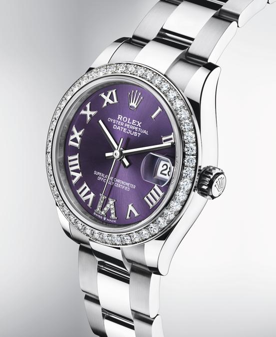 Rolex. In soli 31 mm diametro uno dei più recenti Oyster Perpetual Datejust della Casa della Corona offre molto in termini di materiali e decorazioni. Cassa e bracciale sono in acciaio. La lunetta è in oro bianco e monta 46 diamanti a taglio brillante. Sul quadrante di colore aubergine, invece, 11 diamanti spiccano sul numero VI in oro bianco: lo stesso metallo prezioso usato anche per tutti gli altri numeri e per le lancette