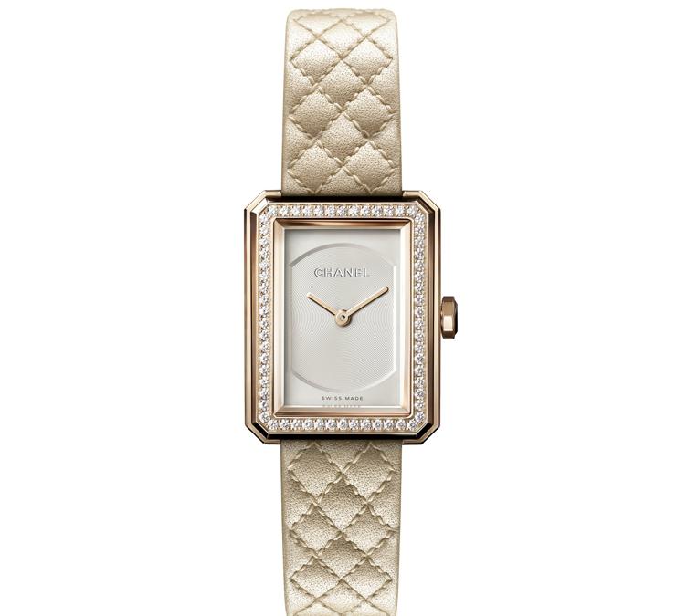 Chanel. Lanciata nel 2015 dalla maison parigina, la collezione Boy-Friend inserisce oggi nuove varianti di cinturino. Tra questi, alcuni presentano il motivo matelassé: diventato uno dei più simbolici per il brand perché scelto da Mademoiselle Coco Chanel per la prima borsa che creò nel 1955. Cassa in oro beige e lunetta con 62 diamanti