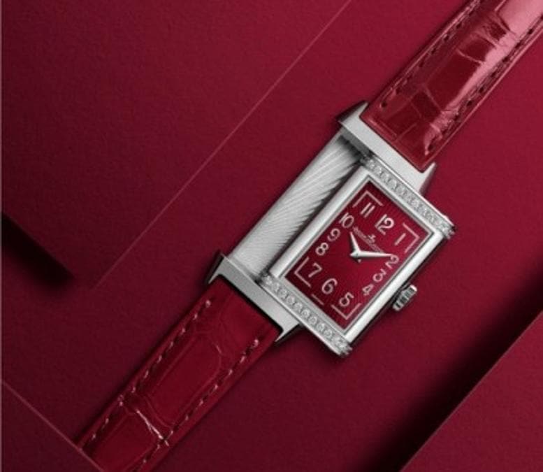 Jaeger-LeCoultre. Si veste di un rosso molto intenso, praticamente un color vinaccia, il Reverso One. Il quadrante laccato e il cinturino sono, infatti di questa elegante tonalità. Poi, qui in acciaio, ecco la classica e iconica cassa reversibile: la firma della storica collezione. Questa versione, inoltre, è decorata da 27 diamanti