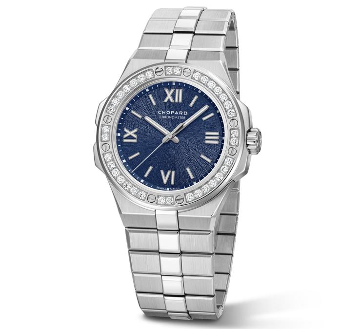 Chopard. L'ultimo sporty-chic lanciato in casa Chopard, Alpine Eagle, ha un portfolio formato da diverse declinazioni, anche per signora. Come la nuova versione di Alpine Eagle Small che ha la cassa di 36 mm di diametro in acciaio Lucent Steel, il quadrante in ottone di colore blu e la lunetta sulla quale splendono dei diamanti