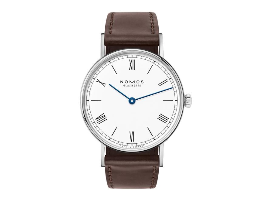 Nomos Glashütte. Impossibile non riconoscere il classico design dell'orologeria della premiata casa tedesca anche in questa discreta versione di Ludwig Duo dalla cassa in acciaio di 33 mm di diametro. Elegante il quadrante in smalto bianco con numeri romani e lancette blu. Disponibile in due versioni: la prima con il fondello in acciaio, la seconda con il retro in vetro zaffiro che mostra il calibro manuale di manifattura