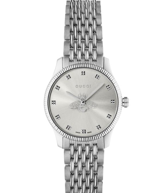 Gucci Timepieces. Al centro del quadrante del G-Timeless con cassa di 29 mm di diametro e bracciale in acciaio si muove, ovviamente in senso orario, la riproduzione di un'ape che non è solo quel che sembra, è anche la lancetta dei secondi