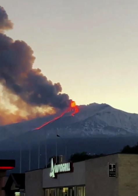 Etna: spettacolare eruzione, alta colonna fumo - Il Sole 24 ORE