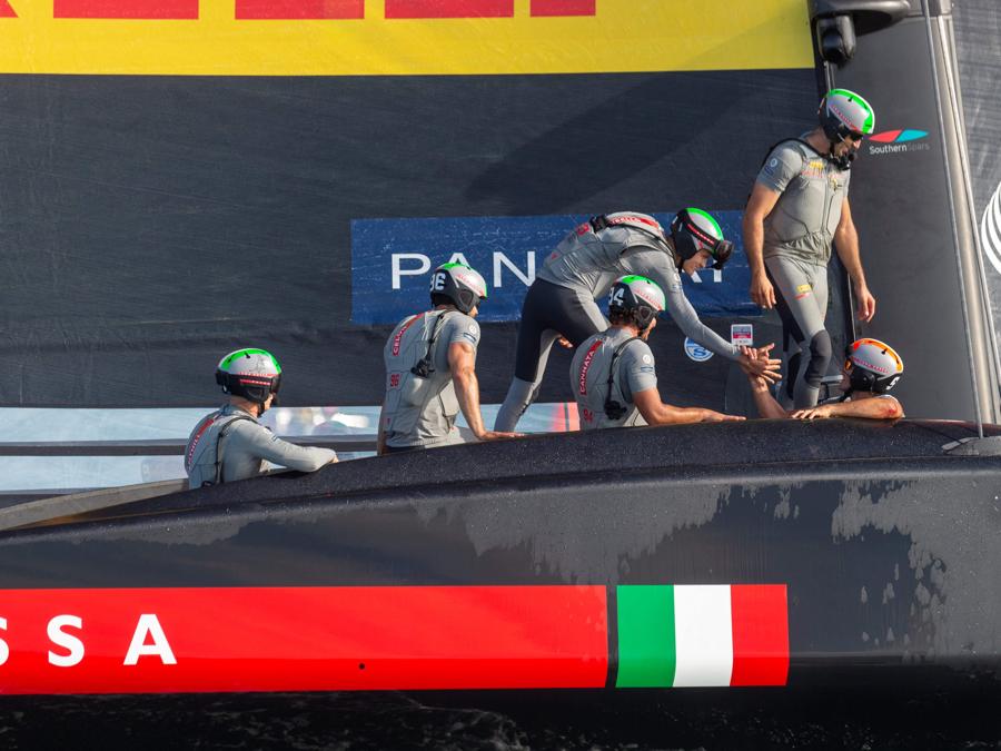 Il team di Luna Rossa Prada Pirelli dopo l’ottima performance. (Photo by Gilles Martin-Raget / AFP)