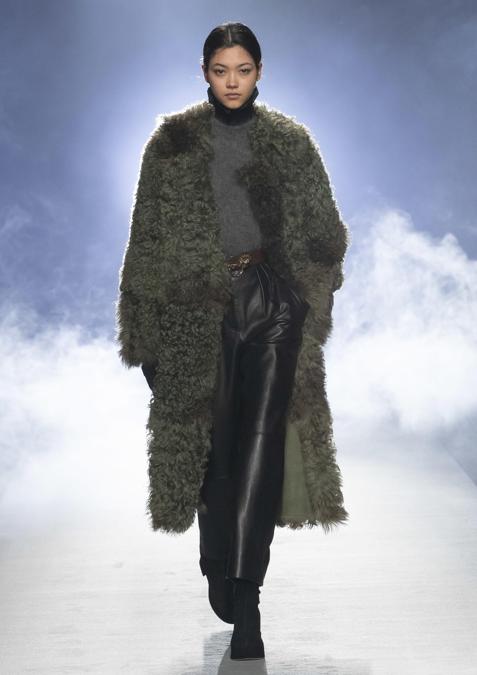 Una modella sfila indossando un capo della nuova collezione di Alberta Ferretti, presentata oggi online a Milano Moda Donna, 24 Febbraio 2021. ANSA/US/ALBERTO MADDALONI