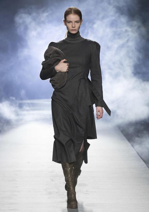 Una modella sfila indossando un capo della nuova collezione di Alberta Ferretti, presentata oggi online a Milano Moda Donna, 24 Febbraio 2021. ANSA/US/ALBERTO MADDALONI