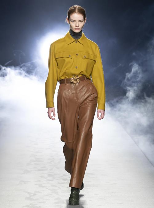 Una modella sfila indossando un capo della nuova collezione di Alberta Ferretti, presentata oggi online a Milano Moda Donna, 24 Febbraio 2021. ANSA/US/ALBERTO MADDALONI