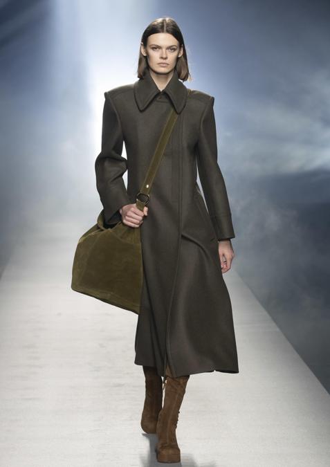 Una modella sfila indossando un capo della nuova collezione di Alberta Ferretti, presentata oggi online a Milano Moda Donna, 24 Febbraio 2021. ANSA/US/ALBERTO MADDALONI