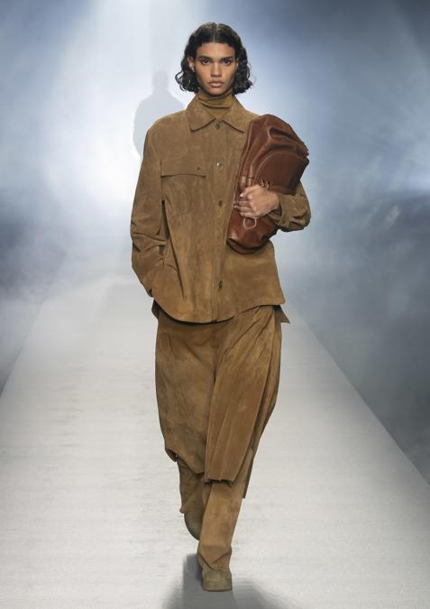 Una modella sfila indossando un capo della nuova collezione di Alberta Ferretti, presentata oggi online a Milano Moda Donna, 24 Febbraio 2021. ANSA/US/ALBERTO MADDALONI