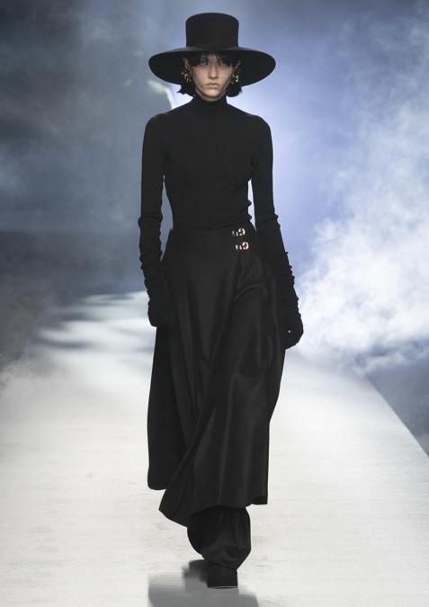 Una modella sfila indossando un capo della nuova collezione di Alberta Ferretti, presentata oggi online a Milano Moda Donna, 24 Febbraio 2021. ANSA/US/ALBERTO MADDALONI