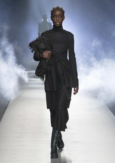 Una modella sfila indossando un capo della nuova collezione di Alberta Ferretti, presentata oggi online a Milano Moda Donna, 24 Febbraio 2021. ANSA/US/ALBERTO MADDALONI