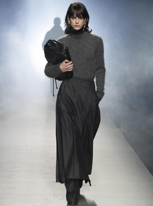 Una modella sfila indossando un capo della nuova collezione di Alberta Ferretti, presentata oggi online a Milano Moda Donna, 24 Febbraio 2021. ANSA/US/ALBERTO MADDALONI
