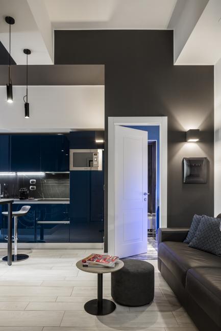 DCRE Stile Elegante, photo Fabio Mantovani Leo sgabello, design Iosa Ghini per Casprini (2009) Branded Apartments Collection, design Iosa Ghini per Colombini Group (2020) Lignum pavimenti di La Fabbrica del Gruppo Italcer Marmi nero belvedere rivestimenti di Ava Ceramica del Gruppo Italcer  JJ lampada di Leucos  