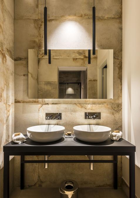 DCRE Stile Industrial (2), photo Enrico Montanari  Branded Apartments Collection, design Iosa Ghini per Colombini Group (2020) Agorà pavimenti di La Fabbrica del Gruppo Italcer Lascaux rivestimenti di La Fabbrica del Gruppo Italcer Lampade di iGuzzini Illuminazione Lavabi di Gsg Ceramiche 