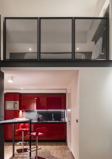 DCRE Stile Red Racing, photo Fabio Mantovani Alo sgabello, design Iosa Ghini per Poltrona Frau (2006)  Branded Apartments Collection, design Iosa Ghini per Colombini Group (2020) AJ lampada, design Arne Jacobsen per Louis Pulsen (1960)  