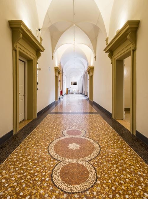 DCRE , photo Enrico Montanari Ingresso Piano terra Ivory tavolino, design Ettore Sottsass per Memphis Milano (1985) Lampade di iGuzzini Illuminazione Lord Yo poltroncine, design Philippe Starck per Driade (1993)  