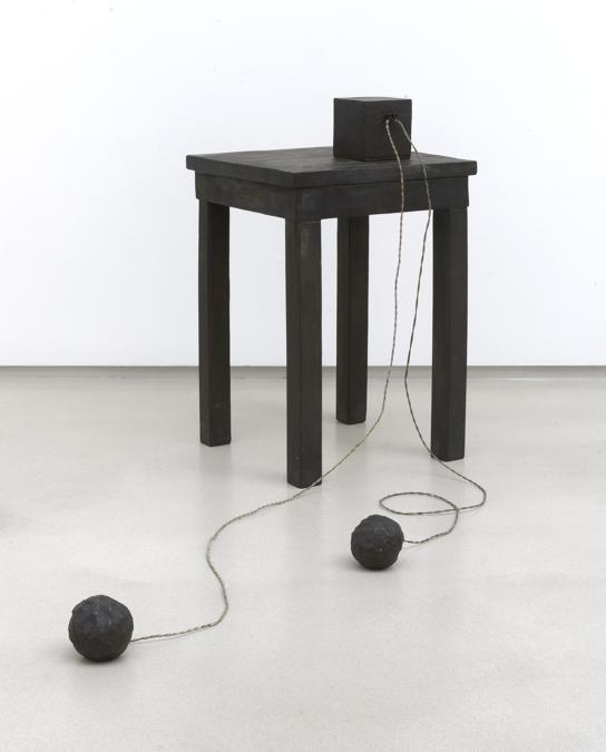 Joseph Beuys Photo: Charles Duprat Tisch mit Aggregat (Table with Aggregate), 1958 - 1985. Per gentile concessione della Galerie Thaddaeus Ropac, Londra, Parigi, Salisburgo (Joseph Beuys Estate / VG-Bildkunst, Bonn, 2020)