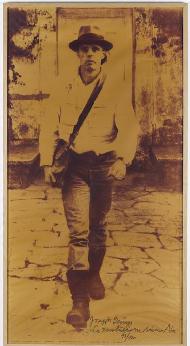 Joseph Beuys «La rivoluzione siamo Noi», 1972. Per gentile concessione della Galerie Thaddaeus Ropac, Londra, Parigi, Salisburgo (Joseph Beuys Estate / VG-Bildkunst, Bonn, 2020)