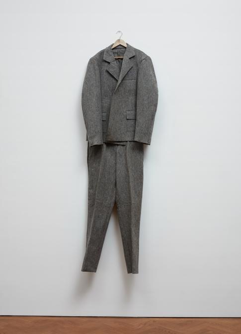 Joseph Beuys «Filzanzug» (Felt Suit), 1970. Felt. Per gentile concessione della Galerie Thaddaeus Ropac, Londra, Parigi, Salisburgo (Joseph Beuys Estate / VG-Bildkunst, Bonn, 2020)