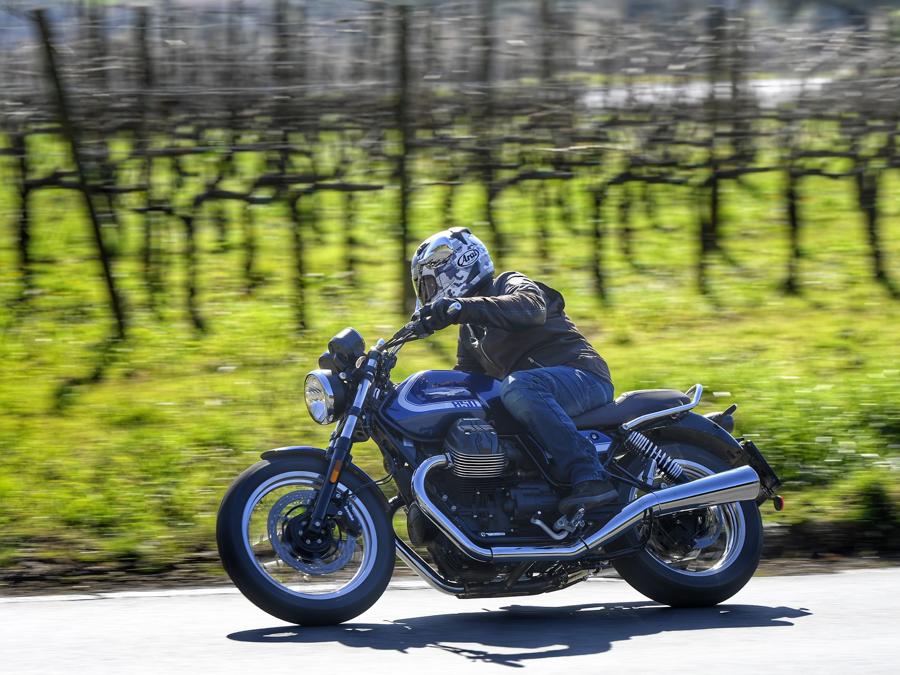 La V7 si presta alla scampagnata come al viaggio