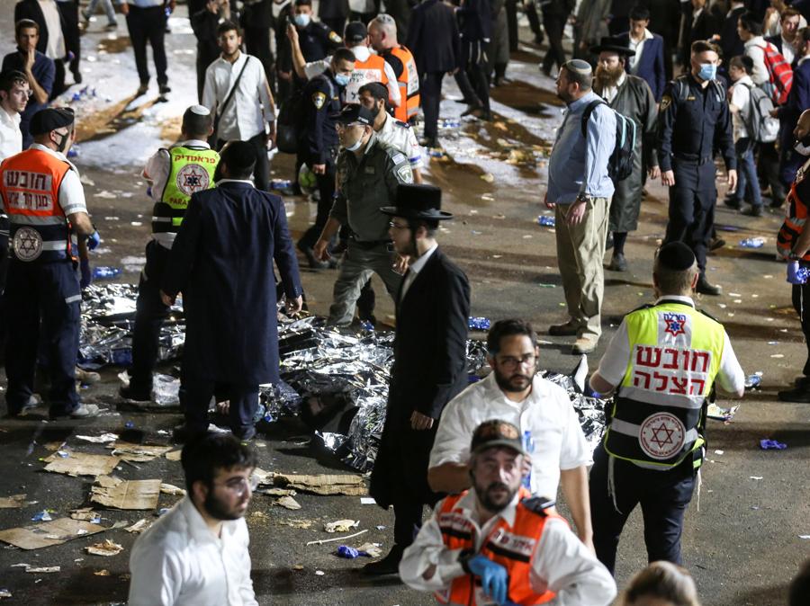 Medici e soccorritori partecipano all'evento Lag B'Omer a Mount Meron, nel nord di Israele, dove sono stati segnalati decessi tra le migliaia di ebrei ultraortodossi riuniti presso la tomba di un saggio del II secolo per commemorazioni annuali che includono la preghiera per tutta la notte e balla, al monte Meron. (REUTERS/ David Cohen-JINIPIX)
