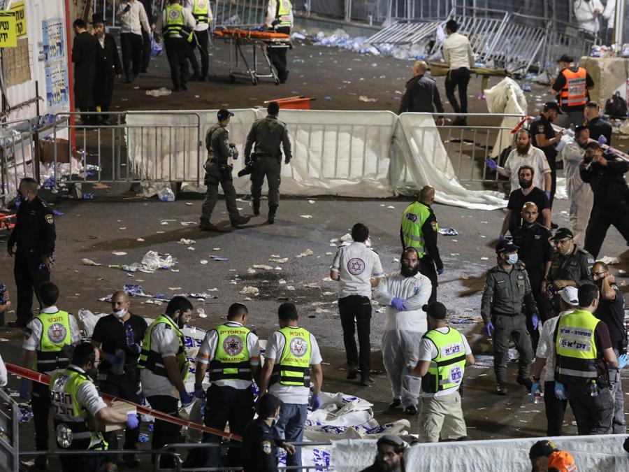 Medici e soccorritori partecipano all'evento Lag B'Omer a Mount Meron, nel nord di Israele, dove sono stati segnalati decessi tra le migliaia di ebrei ultraortodossi riuniti presso la tomba di un saggio del II secolo per commemorazioni annuali che includono la preghiera per tutta la notte e balla, al monte Meron (REUTERS/ Stringer)