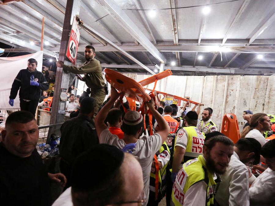 Medici e soccorritori partecipano all'evento Lag B'Omer a Mount Meron, nel nord di Israele, dove sono stati segnalati decessi tra le migliaia di ebrei ultraortodossi riuniti presso la tomba di un saggio del II secolo per commemorazioni annuali che includono la preghiera per tutta la notte e balla, al monte Meron. (REUTERS/ David Cohen-JINIPIX)