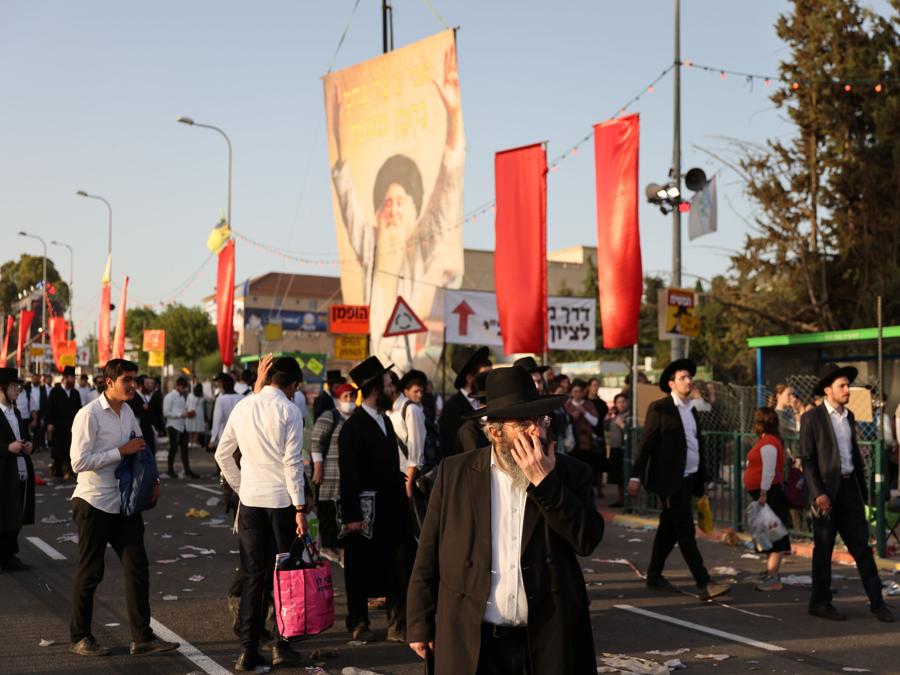 Credenti ebrei camminano sul Monte Meron, nel nord di Israele, dove sono state segnalate vittime tra le migliaia di ebrei ultraortodossi riuniti presso la tomba di un saggio del II secolo per commemorazioni annuali che includono la preghiera e la danza per tutta la notte (REUTERS/ Ronen Zvulun)