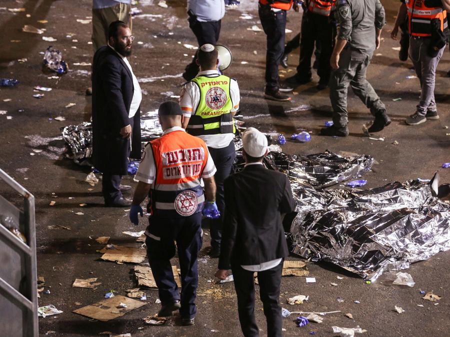 Medici e soccorritori partecipano all'evento Lag B'Omer a Mount Meron, nel nord di Israele, dove sono stati segnalati decessi tra le migliaia di ebrei ultraortodossi riuniti presso la tomba di un saggio del II secolo per commemorazioni annuali che includono la preghiera per tutta la notte e balla, al monte Meron. (REUTERS/ David Cohen-JINIPIX)