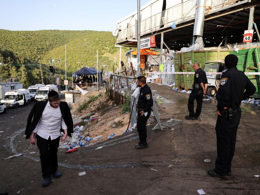 I poliziotti si trovano sul Monte Meron, nel nord di Israele, dove sono stati segnalati decessi tra le migliaia di ebrei ultraortodossi riuniti presso la tomba di un saggio del II secolo per commemorazioni annuali che includono la preghiera e la danza per tutta la notte. (REUTERS/Ronen Zvulun)