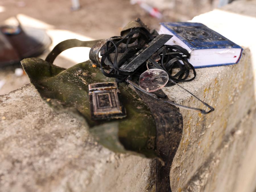 Gli effetti personali degli ebrei ortodossi possono essere visti sul Monte Meron, nel nord di Israele, dove sono stati segnalati decessi tra le migliaia di ebrei ultraortodossi riuniti presso la tomba di un saggio del II secolo per commemorazioni annuali che includono la preghiera e la danza tutta la notte. (REUTERS/ Ronen Zvulun)